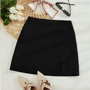 NEVER WORN Plain Black Mini Skirt with Slit